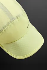 Gorra deportiva color verde lima, con visera y confeccionada en tejido técnico perforado. Tiene ajuste elástico en la parte posterior y logo estampado en el lateral.
