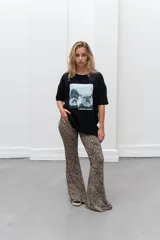 Remerón negro con estampa frontal de dos perros bulldog francés.