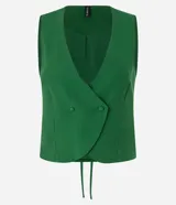 Chaleco corto verde esmeralda de corte sastre, con escote en V, cierre cruzado con dos botones y lazo ajustable en la espalda.