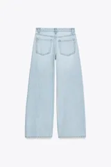Pantalón de jean celeste de corte wide leg, tiro alto y largo hasta el tobillo.