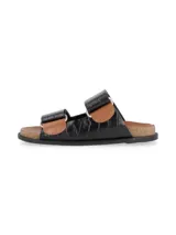 Sandalias negras con textura de cocodrilo, dos tiras anchas sobre el empeine y plantilla de corcho.