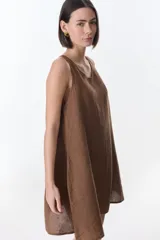 Vestido corto marrón de lino, con corte evasé y breteles finos.
