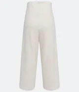 Pantalón pantalona de tweed color crudo, con pliegues en la cintura y corte amplio.
