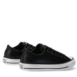 Championes Converse Chuck Taylor de cuero negro con suela de goma blanca y cordones negros.
