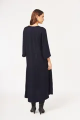 Vestido largo azul marino con estampado de cebra en relieve, escote en V con apliques de lentejuelas negras y mangas 3/4 acampanadas.