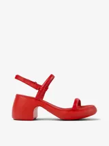 Sandalias rojas de cuero vacuno con dos tiras finas en el empeine, pulsera con hebilla al tobillo y tacón cuadrado.