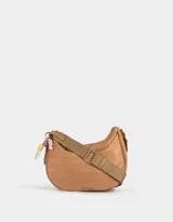 Bandolera hobo color camel de tela deportiva con correa regulable, cierre superior, bolsillo frontal y charm lateral decorativo.
