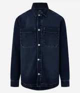 Camisa masculina oversized confeccionada en jeans azul oscuro, con cuello inglés, manga larga, puño ajustado, abotonado delantero y dos bolsillos cargo en el pecho.