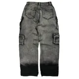 Pantalón jean gris oscuro con efecto lavado, tiro alto, corte baggy y múltiples bolsillos.