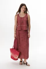 Falda larga de lino a cuadros grises y blancos, con corte al bies y cintura alta.