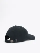 Gorra de béisbol azul marino de algodón lavado, con logo de Tommy Hilfiger bordado en el frente y bandera de la marca en el lateral.