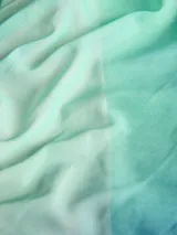 Vestido largo de mesh con cuello bote y detalle smock. Diseño sin mangas, con aberturas laterales y calce ajustado que acompaña la silueta. Textura semitransparente y caída fluida.