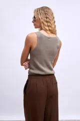 Musculosa de punto color gris con apliques de tachas plateadas.