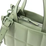 Cartera tote de símil cuero color verde con diseño acolchado y logo metálico XL Extra Large al frente. Tiene acceso con cierre, correa regulable y herrajes plateados. El interior es de tela de algodón y poliéster y cuenta con un bolsillo con cierre y otro abierto.