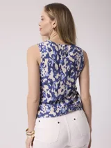 Blusa sin mangas con estampado abstracto en tonos azules y blancos.