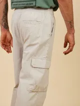 Pantalón cargo azul petróleo de corte holgado, con cintura elástica ajustable con cordón y bolsillos laterales con solapa.