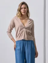 Cárdigan color beige tejido en hilado fino, con escote en V y cierre frontal con un botón.