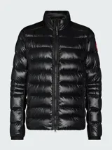 Campera puffer negra de plumas con cierre frontal y cuello alto.
