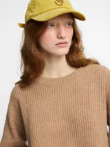 Sweater de punto color marrón con cuello redondeado y manga larga de sisa caída.