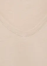 Remera color beige de corte recto, con cuello en V y mangas cortas.