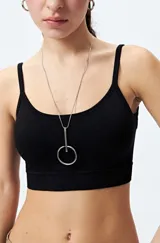 Top negro sin costuras, de breteles finos y terminación acanalada.