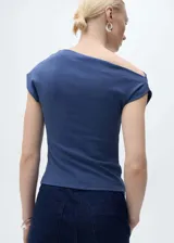Top blanco de manga corta con cuello asimétrico, diseño entallado y cintura drapeada.