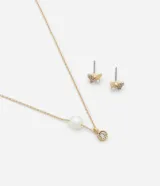 Conjunto de collar corto dorado con colgante de strass y perla artificial, acompañado de caravanas botón con forma de mariposa y strass.