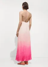 Vestido largo con tirantes finos y espalda descubierta. Presenta un diseño con degradado de color que va desde el rosa pálido en la parte superior hasta el fucsia en el ruedo.