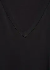 Remera blanca de corte recto, con cuello en V y mangas cortas.
