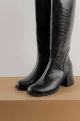 Botas de cuero negras con caña alta y taco cuadrado forrado en cuero.