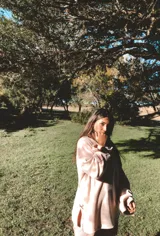 Sweater rosado de tejido de punto con cuello redondo y mangas largas.