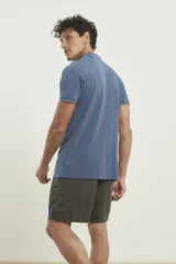 Remera polo de piqué color azul con cuello clásico y tapeta de tres botones.