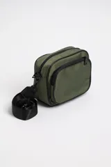 Bandolera verde militar con correa ancha negra ajustable.