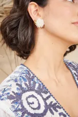 Aros de botón con perlas blancas y base dorada.