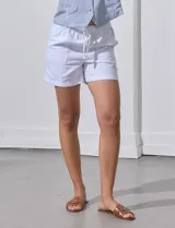 Short color beige de lino con pretina elastizada con cordón de ajuste, bolsillos inclinados delanteros y bolsillos aplicados traseros.