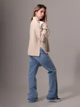 Sweater color beige de tejido de punto grueso con cuello alto y corte relajado.
