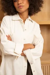 Sobrecamisa vaquera blanca de corte holgado con bordado en la espalda.