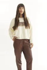 Sweater color crema con una franja horizontal marrón brillante y otra gris.