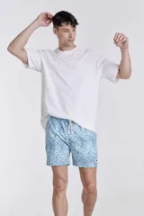 Short de baño con estampado de hojas de palmera en tonos celeste y azul.
