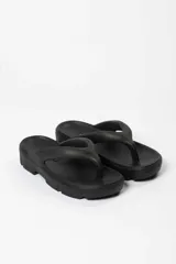 Sandalia tipo ojota color naranja con plataforma track.