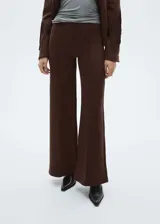 Pantalón de corte wide leg color marrón chocolate, de tiro medio y efecto piel.