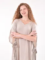 Vestido marrón medio con corte midi, mangas cortas y cuello en V.