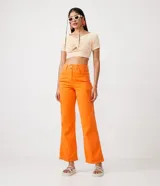 Blusa cropped color crema de viscosa con manga corta, escote en V, fruncido en el busto y abertura en el abdomen.