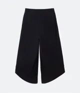 Pantalón negro de crepé, modelo pantacourt, con lazo en la cintura y bajo asimétrico.