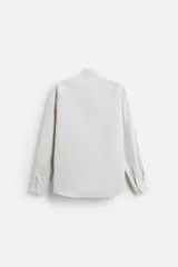 Camisa de hombre relaxed fit confeccionada en tejido de algodón a cuadros. Tiene cuello solapa, manga larga con puños abotonados, bolsillo en el pecho y cierre frontal con botones.