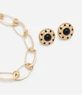 Conjunto de bijouterie dorado con collar de cadena gruesa con eslabones de clips y aros tipo botón con piedra negra.