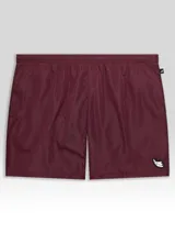 Short de baño color burdeos, diseñado para actividades acuáticas y deportivas, con cintura elástica, bolsillos con cierre y tejido de secado rápido.