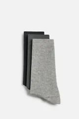 Pack de tres pares de calcetines de algodón acanalados, en tonos gris oscuro, gris medio y gris claro.