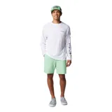 Short de baño negro Columbia Backcast III con tecnología Omni-Shade™ UPF 50, de secado rápido, con cintura elástica ajustable con cordón, bolsillos laterales de malla, bolsillo trasero con cremallera y forro interior de malla.