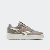 Championes Reebok ATR-Chill color gris topo con detalles en blanco y suela color crema. Confeccionados en cuero y suela de caucho.